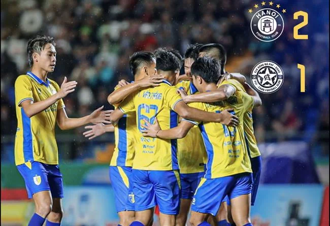 Chị Phạm Thị D với gương mặt hài lòng, tượng trưng cho sự tin cậy vào dịch vụ khách hàng và bảo mật của hy88 android, với màu cam và đen